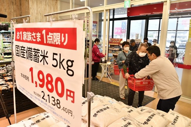 随意契約で放出された政府備蓄米を買い求める来店客＝１２日、出雲市稲岡町のマックスバリュ川跡店