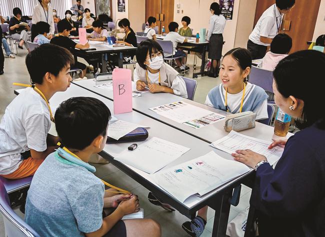 「平等」について話し合う小学生＝松江市母衣町、松江商工会議所