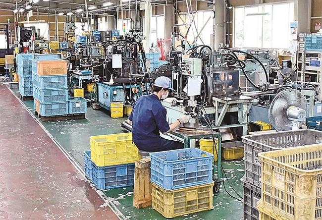 マツダ向けに自動車部品「ホースクランプ」を製造する協栄ファスナー工業の工場=雲南市掛合町掛合