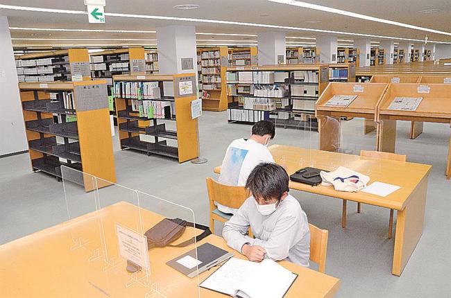 高校生の学習スペースとして開放された図書館＝浜田市野原町、島根県立大浜田キャンパス