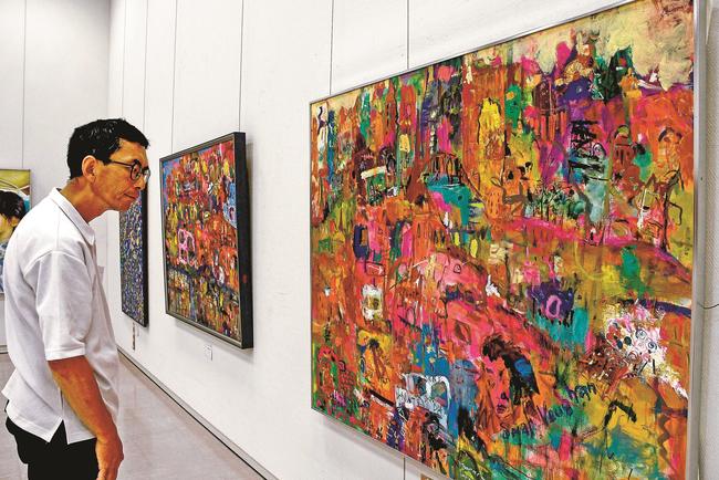 島根洋画会賞を受賞した藤井早苗さんの「Ｆｕｎ　Ｃｉｔｙ」を鑑賞する来館者＝松江市袖師町、島根県立美術館