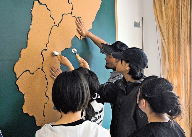 木の板にコルクボードの地図を貼り付ける参加者＝島根県吉賀町柿木、柿木公民館