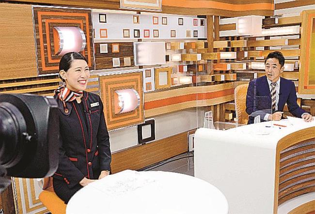 リハーサルに臨むＪＡＬふるさと応援隊の荒井夢佳さん（左）＝松江市向島町、ＴＳＫさんいん中央テレビ
