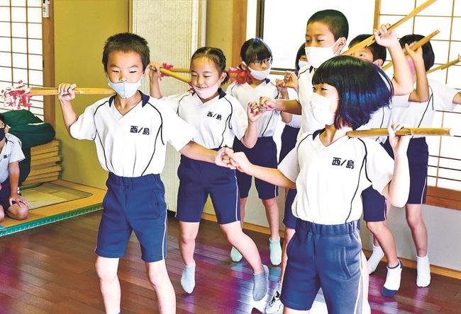 十方拝礼の踊りを体験する児童＝島根県西ノ島町美田、伝承館