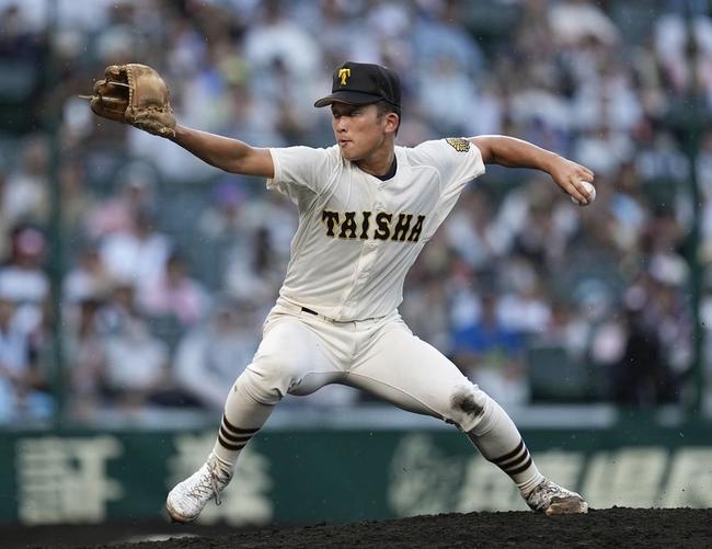 神村学園戦の５回途中から３番手で登板した大社・馬庭優太投手＝19日、甲子園