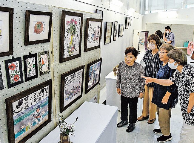 作品に見入る来場者＝出雲市駅南町１丁目、ビッグハート出雲