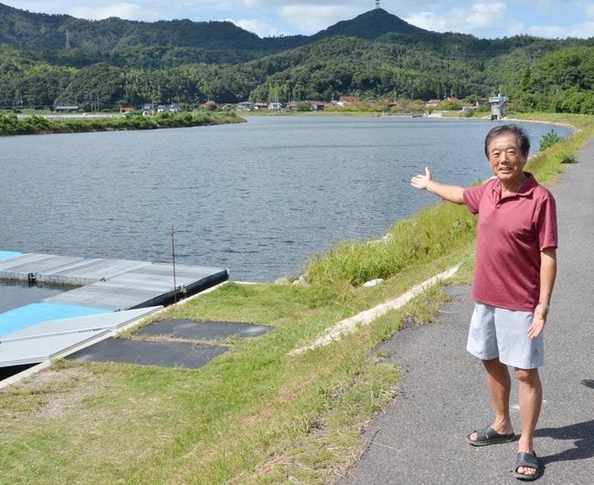 ３年ぶりに開催される松江市民レガッタのコースについて説明する古志勝俊さん＝松江市美保関町下宇部尾