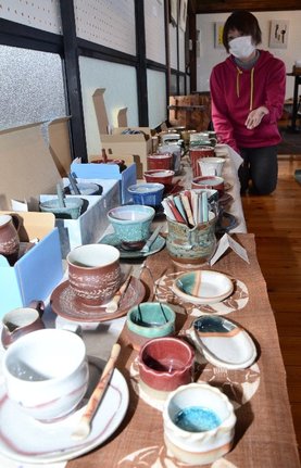 ずらりと並ぶ石見焼のコーヒーカップ＝浜田市西村町、Ｇａｌｌｅｒｙ＆Ｃａｆｅ　ＦＵＮ