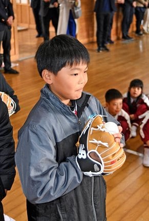 大谷翔平選手から贈られたグラブをはめた児童＝益田市中吉田町、吉田小学校