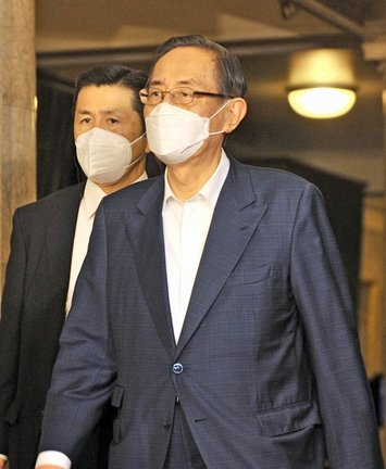 不信任決議案の採決を前に、国会内に入る細田博之衆院議員（右）＝東京・永田町、国会