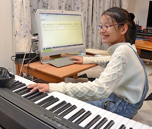 音色を確認しながら、パソコンで曲を書く小林波音さん＝雲南市加茂町の自宅