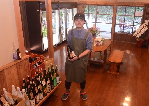 10月にオープンした「リカーショップアンボア」内に立つ和田雄太郎さん=大田市大森町