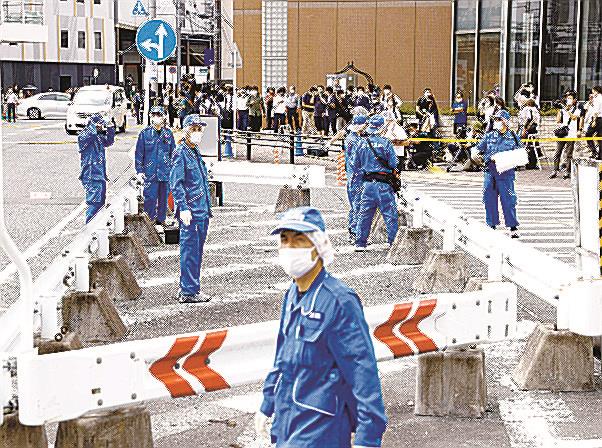 安倍元首相銃撃事件があった近鉄大和西大寺駅前の現場付近を調べる捜査員ら＝２０２２年７月８日、奈良市