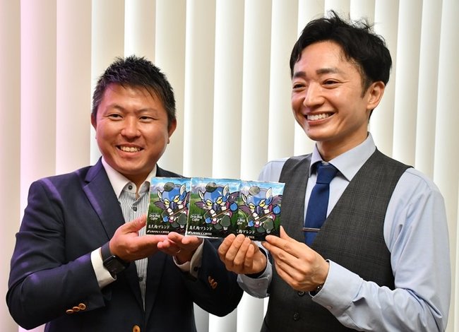 竹口大紀大山町長（左）にドリップコーヒーを手渡す澤井聡取締役＝鳥取県大山町御来屋、町役場