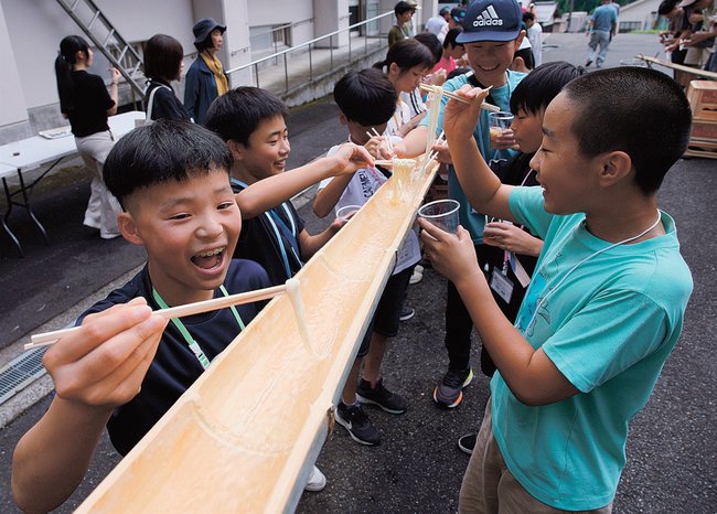 流しそうめんを楽しむ子どもたち＝島根県美郷町九日市、沢谷交流センター