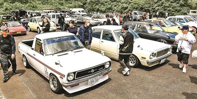 往年の名車や旧車を楽しむ来場者＝大田市温泉津町温泉津、温泉津総合運動場