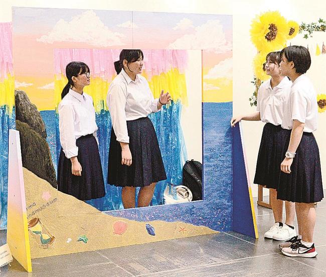フォトフレームの出来栄えを確認する大田高校の美術部員＝大田市仁摩町天河内、仁摩サンドミュージアム