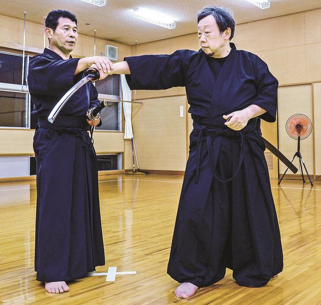 重吉伸一さん（左）が指導する居合術の様子＝松江市古志原４丁目、松江工業高校の剣道場