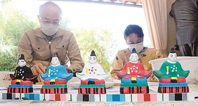 一体ずつ手作りされる出雲五色天神＝出雲市斐川町出西
