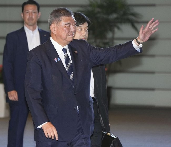 首相官邸に入る石破茂首相＝７日午後４時５５分