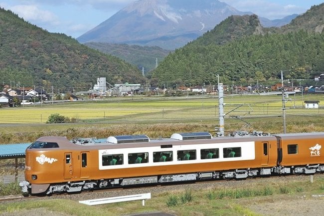 江府町武庫を走るやくもの新型車両（資料）