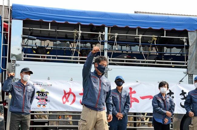 上位入賞に向けて気勢をあげる鳥取県選手団の宮崎浩樹団長（左から２人目）ら＝鳥取県伯耆町溝口、ＪＡ鳥取西部溝口支所