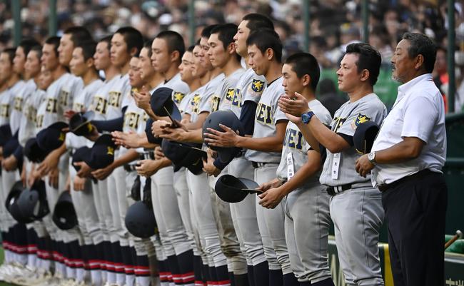 慶応に敗れるも、ベンチ前で拍手する仙台育英・須江航監督（右から２人目）ら＝２０２３年８月２３日、甲子園