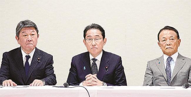 自民党役員会に臨む岸田首相（中央）ら＝１２日午後、東京・永田町の党本部