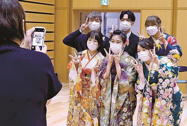 記念写真を撮る新成人＝島根県美郷町粕渕、みさと館