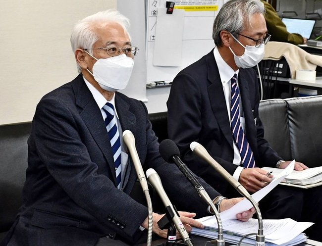 医師によるパワハラの調査結果を説明する広岡保明院長（左）＝鳥取市東町１丁目、鳥取県庁