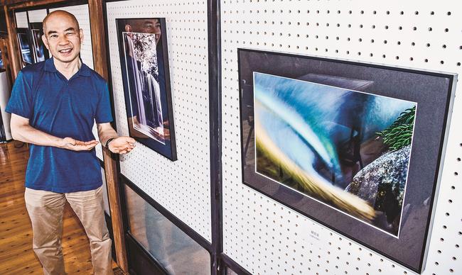 神秘的な作品に仕上げた観音滝（右）を紹介する佐々木勝巳さん＝浜田市西村町、Ｇａｌｌｅｒｙ＆Ｃａｆｅ　ＦＵＮ