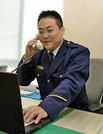 庶務課長として仕事をこなす森中智志さん＝松江市西川津町の松江刑務所