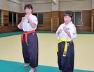 「太道」の練習に打ち込む原田珠羽さん（左）、理穂さん姉妹＝大田市大田町、大田総合体育館（３月２１日）
