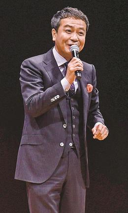 軽快なトークで会場を盛り上げる中山秀征さん＝松江市殿町、島根県民会館
