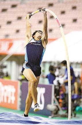 陸上日本選手権の男子棒高跳びで優勝した来間弘樹＝２０２０年１０月、新潟市