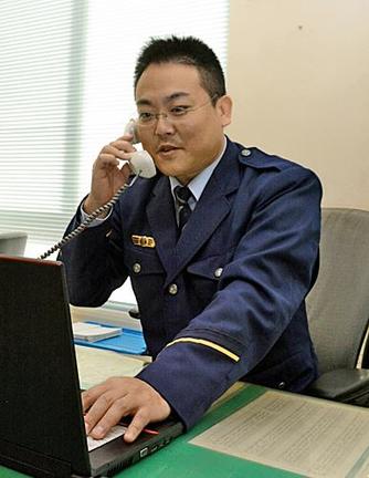庶務課長として仕事をこなす森中智志さん＝松江市西川津町の松江刑務所