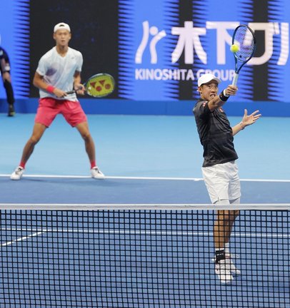 ダブルス１回戦でプレーする錦織圭（右）、坂本怜組＝有明コロシアム