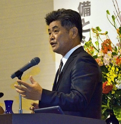 自身の経験を交えながら組織づくりや人材育成のポイントを語る工藤公康さん＝松江市千鳥町、一畑ホテル