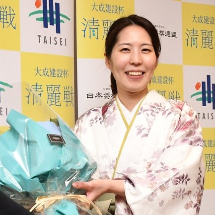 タイトルを防衛し、花束を手にする福間香奈清麗＝神奈川県箱根町、山のホテル