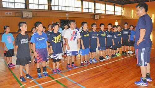 浜口靖監督からアドバイスを受ける境港マリンバードのメンバー。前列左が男子主将の浜口大君＝境港市中野町、市民第二体育館