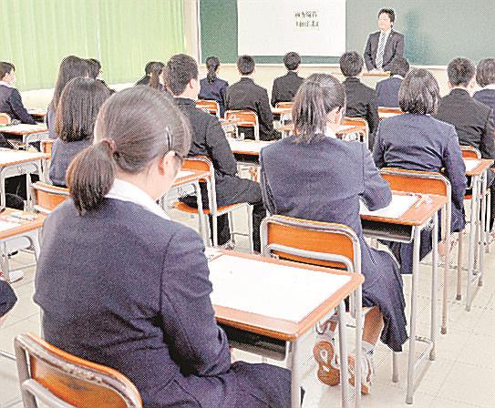 公立高校一般入試の試験開始を待つ受験生。島根県教委は２０２４年度入試から月経随伴症状に伴う体調不良も追試の対象とする＝松江市内（資料）