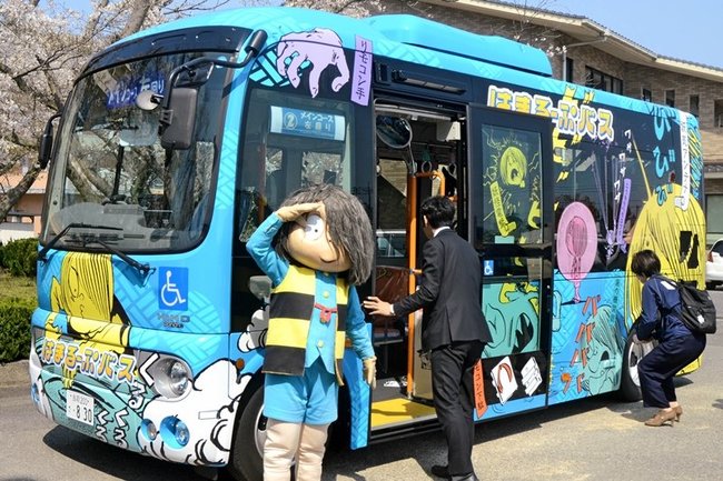 鬼太郎が必殺技を出す姿を描いた「はまるーぷバス」＝２０１９年