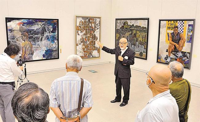 ギャラリートークで作品を解説する東光会の佐藤哲理事長（中央）＝松江市袖師町、島根県立美術館