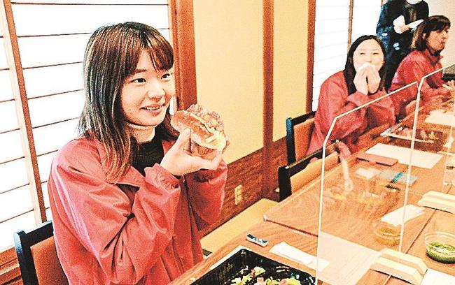 イチゴのソースがかかったホットドッグを試食するやすぎいちご女子会のメンバー〓（?）安来市南十神町、季節料理定九郎