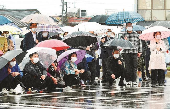 出雲市長選の立候補者の訴えに耳を傾ける有権者＝出雲市内