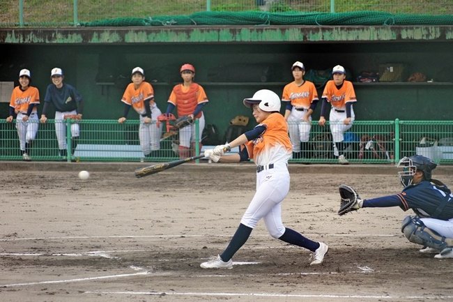 熱戦を繰り広げる中学生女子選手たち＝島根県川本町川下、川本町民球場