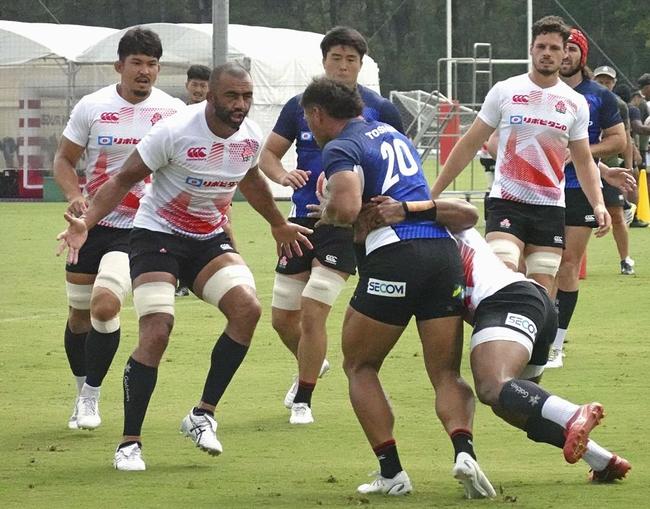 ラグビー日本代表合宿で調整する選手たち＝２０日、宮崎市