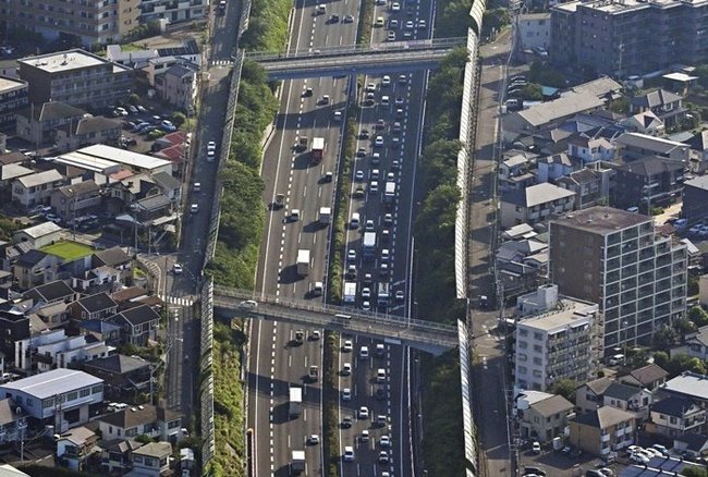 お盆の帰省ラッシュで渋滞する東名高速道路。長距離移動など車の運転には心のゆとりを持ちたい＝１０日午前、神奈川県綾瀬市（共同通信社ヘリから）