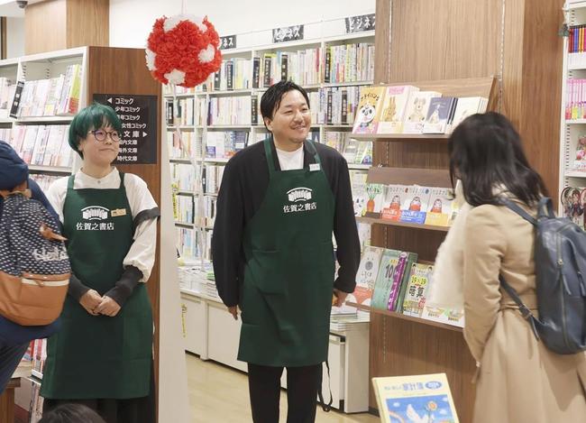 書店のなかったＪＲ佐賀駅構内に「佐賀乃書店」をオープンした今村翔吾さん（中央）＝2023年12月３日、佐賀市
