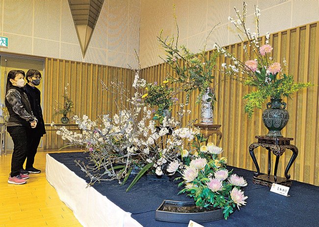 準備を終え、作品を確認する会員たち＝島根県川本町川本、悠邑ふるさと会館